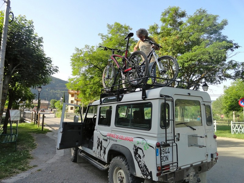 Land Rover del servicio Senderos Collarada, con las bicis arriba