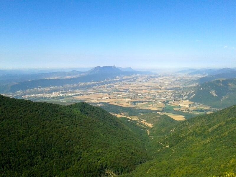 Vista desde el monte Oturia de la Val Ancha, con el Oroel al fondo