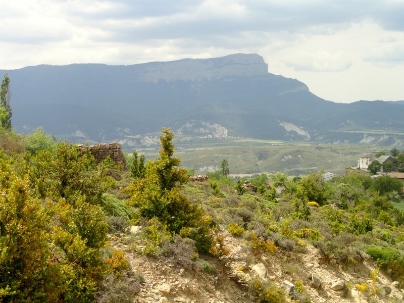Vista del Oroel, con pequeña cabañita de piedra, medio derruida y tragada por la naturaleza.