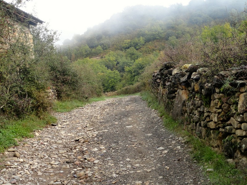 Murete de laja de piedra, junto al camino